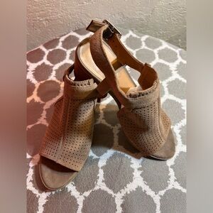 Franco Sarto Camel Taupe Perforated Heels 6.5
Business casual block heel fall
